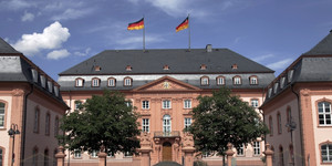 Berichte und Mitteilungen der Landesregierung an den Landtag
